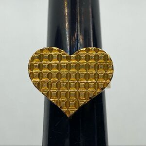 Textured gold tone heart ring - size 6.5